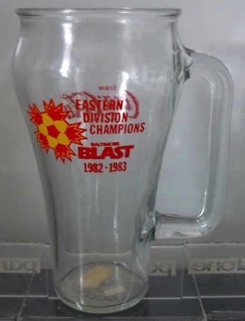 350263 € 10,00 ccoa cola glas USA glas met handvat Eastern division champions 1982-1983.jpeg